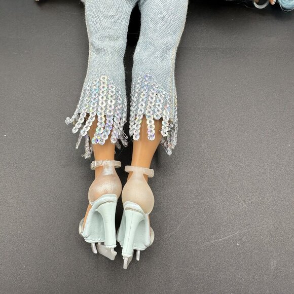 Rainbow High Winter Break Skyler Bradshaw Doll White Jacket Faux Fur Coat Skates - Picture 11 of 12